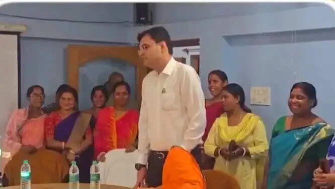 बीरभूम की महिला बुनकरों ने तैयार किया विशाल खादी तिरंगा, मुख्यमंत्री ने सराहा