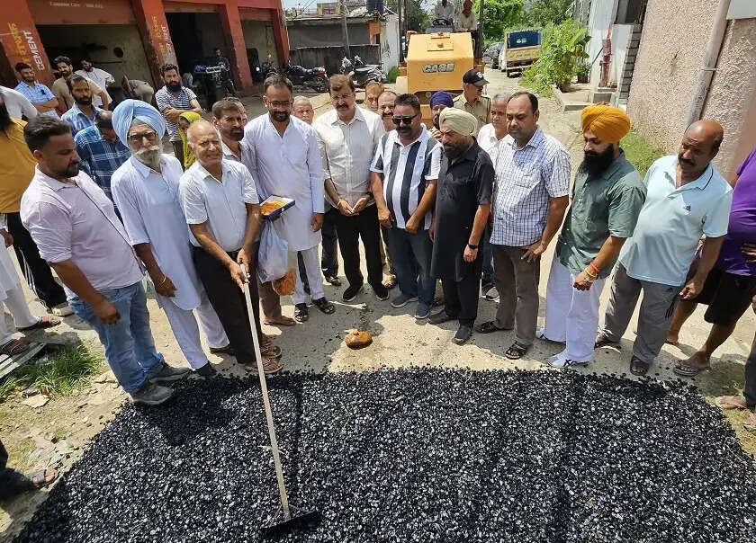 जम्मू पश्चिम के गुलामी चक-गोल गुजराल में ब्लैकटॉपिंग कार्य शुरू