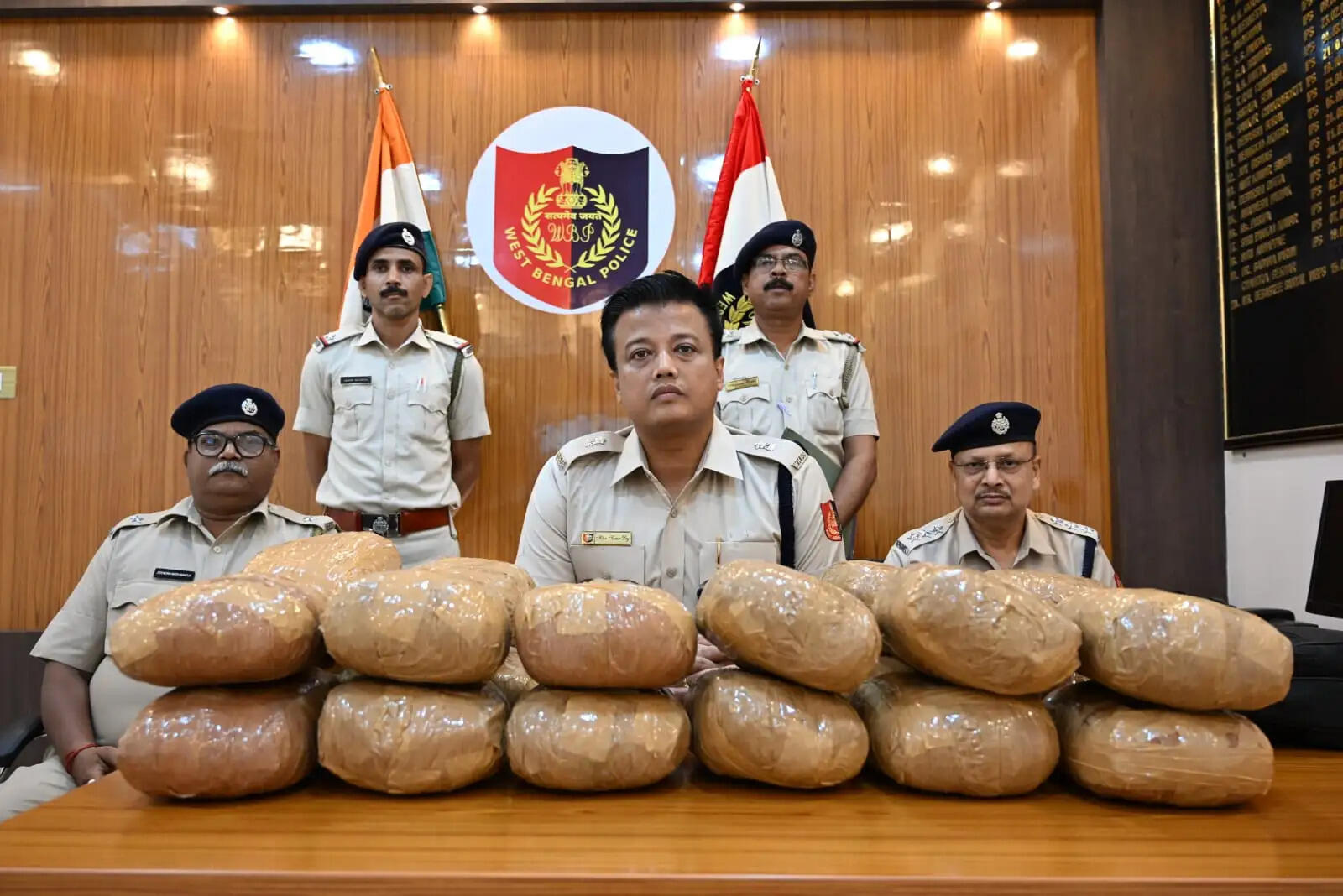 हल्दिया स्टेशन से भारी मात्रा में गांजा बरामद, दो गिरफ्तार