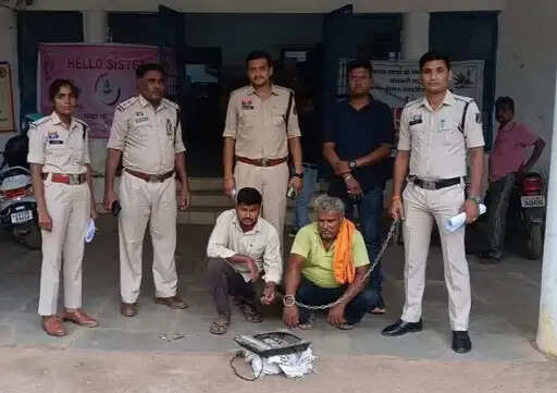 चोर और चोरी का सामान खरीदने वाला कबाड़ी गिरफ्तार