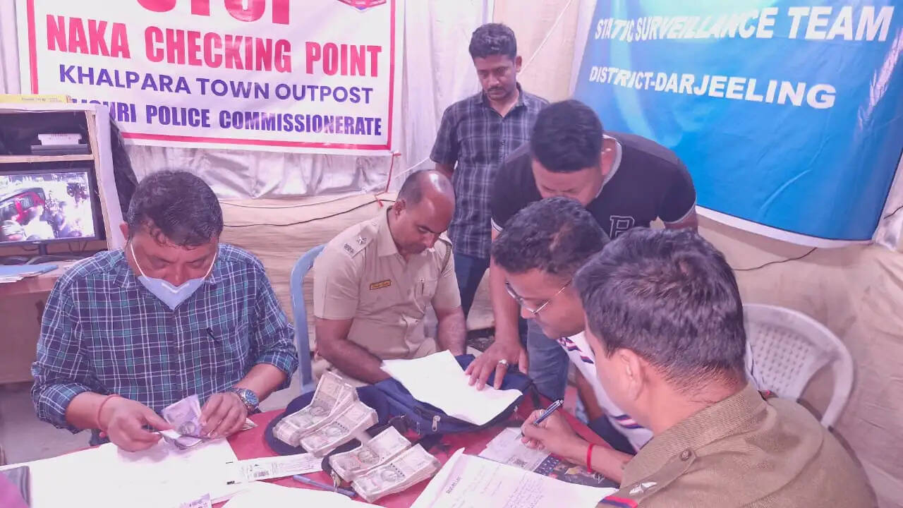 &nbsp;कार से दो लाख 70 हजार रुपये नकद बरामद