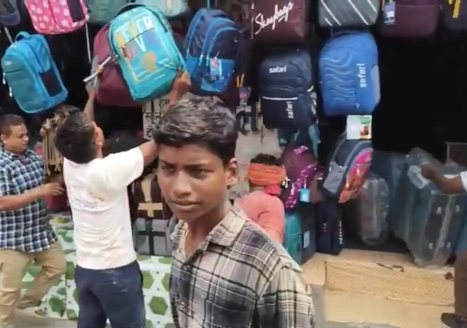 बेतिया नगर निगम प्रशासन ने हटाया अतिक्रमण, सामान किया गया जब्त