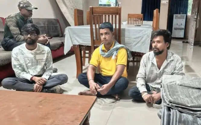 वन्य प्राणी अजगर काे कुल्हाड़ी से काटने का वीडियाे बनाने वाले तीन आरोपित गिरफ्तार