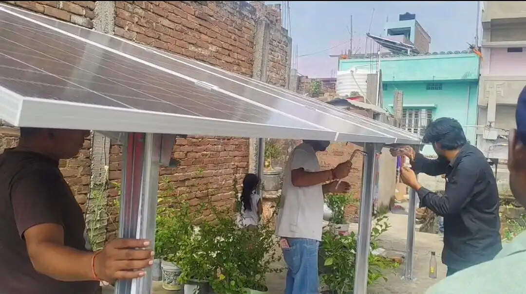 पीएम सूर्य घर योजना के तहत लगाया जा रहा सोलर सिस्टम, उपभोक्ताओं को मिलेगी बिजली बिल से राहत