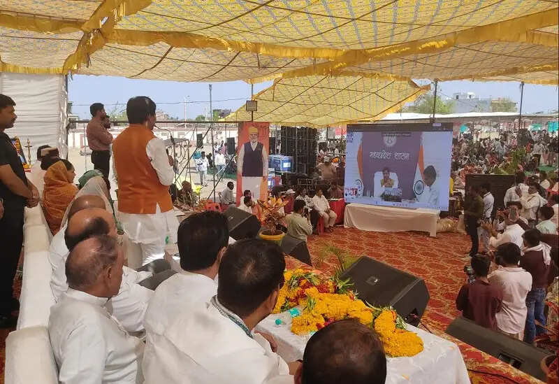 सामूहिक विवाह सम्मेलन फिजूल खर्ची और दिखावे पर रोक का है संदेश : मुख्यमंत्री डॉ. यादव