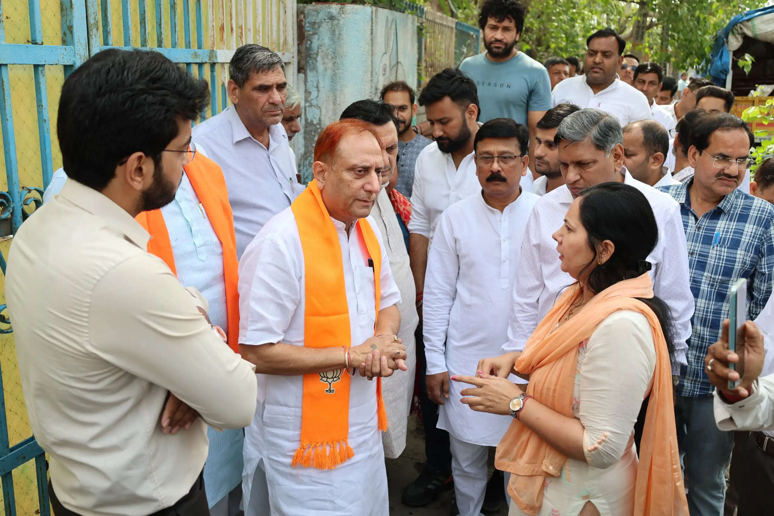 महापौर प्रवेश वाही ने वार्ड नंबर-29 पूठ खुर्द का निरीक्षण किया एवं ग्रामीणों की समस्याएं सुनी