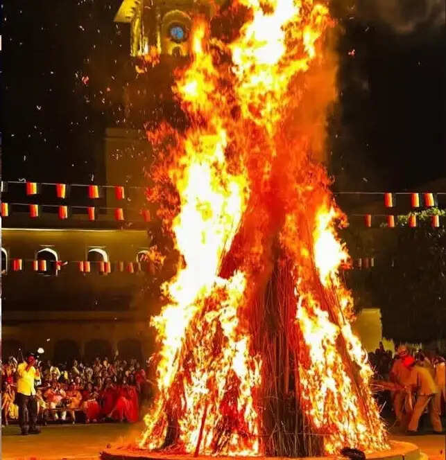 भक्त प्रहलाद की कथा के संग मध्यरात्रि मुहूर्त में हुआ होलिका दहन