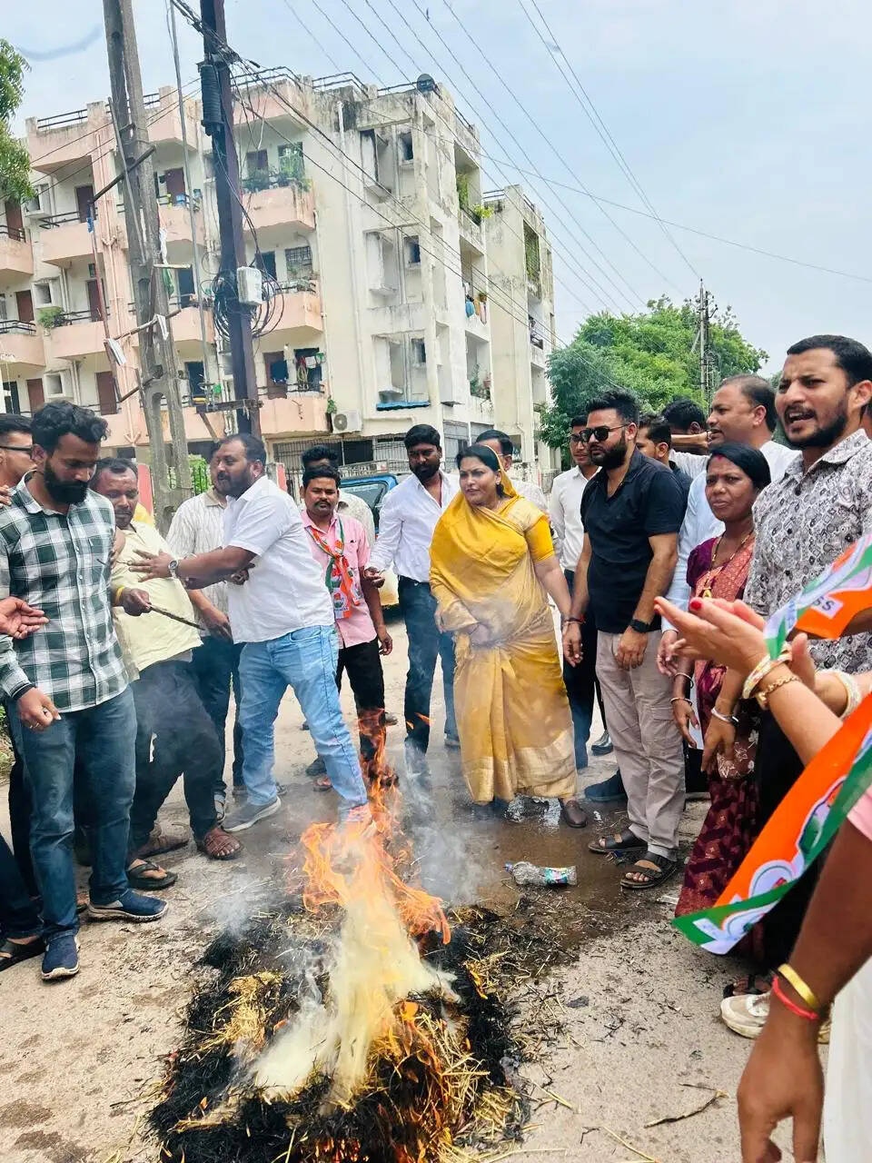 रामगोपाल अग्रवाल के घर ईडी की दबिश पर कांग्रेस का विरोध-प्रदर्शन, पुतला फूंका