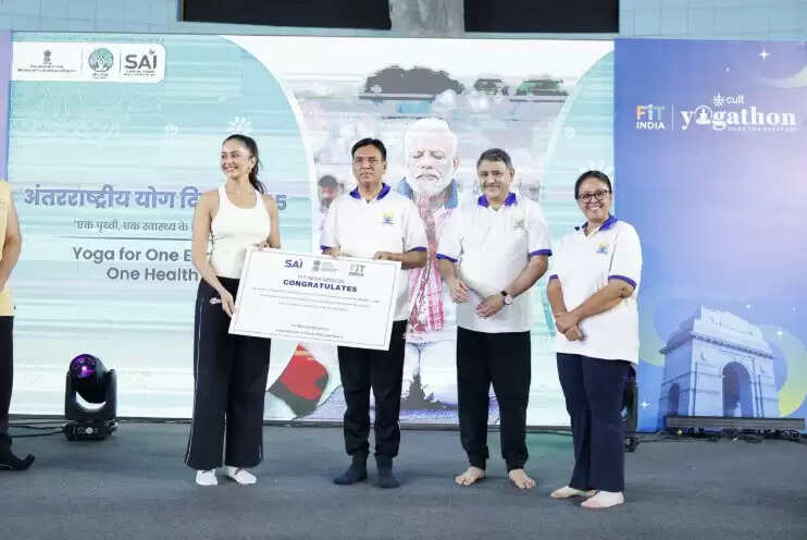 खेल मंत्री मांडविया ने 1500 से अधिक योग साधकों के साथ किया योगाभ्यास