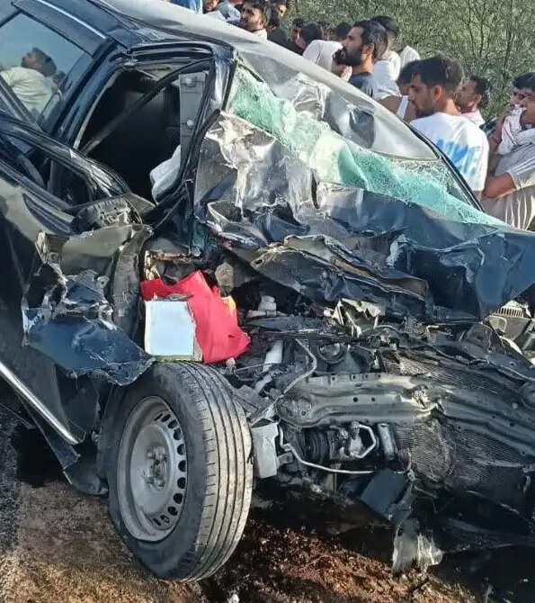 कार-ट्रेलर भिड़ंत में&nbsp;दो&nbsp;लोगों की&nbsp; मौत