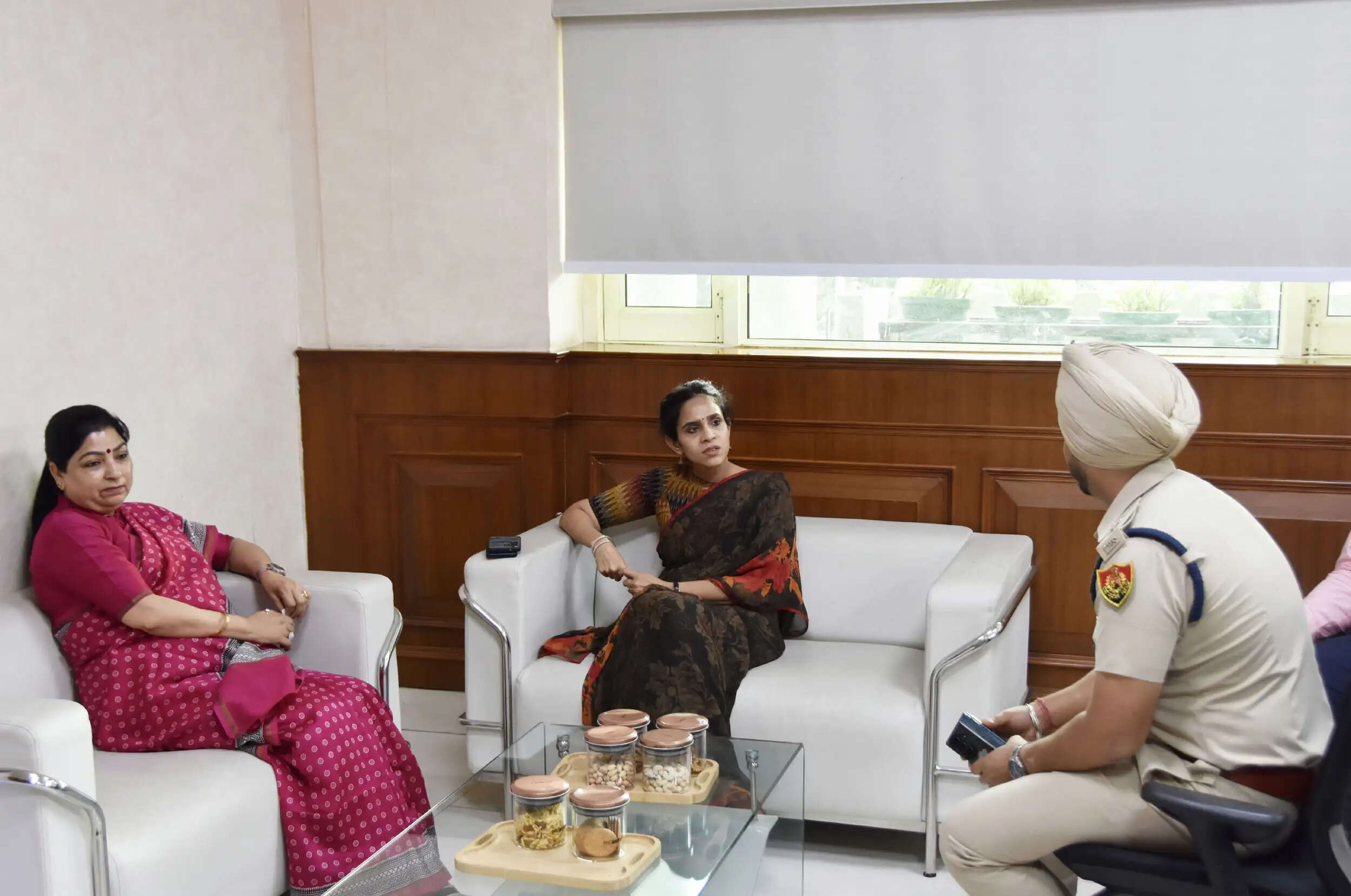 कैथल में महिला आयोग की चेयरपर्सन का औचक दौरा: अस्पताल में महिला वार्ड की व्यवस्थाएं सुधारने के निर्देश