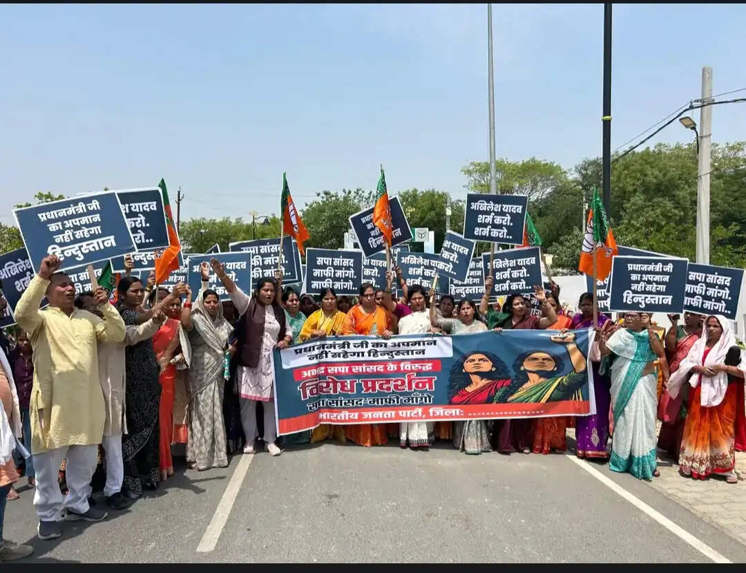 सपा सांसद की टिप्पणी के विरोध में भाजपा महिला मोर्चा का प्रदर्शन