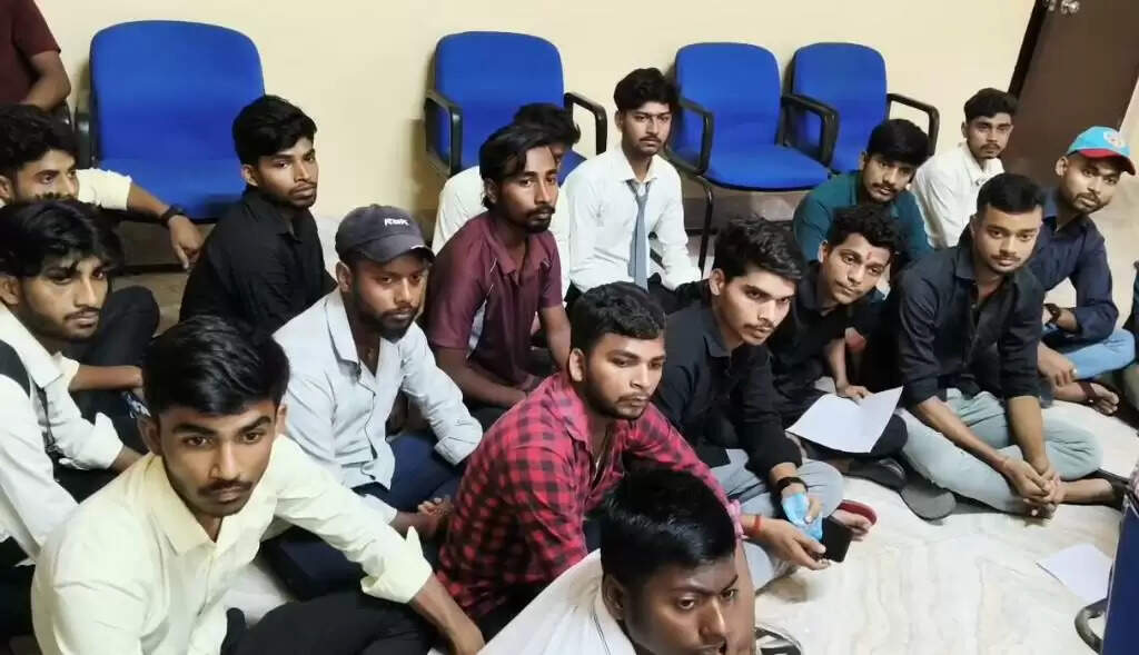 जर्जर छात्रावास को लेकर मारवाड़ी कॉलेज में प्रदर्शन