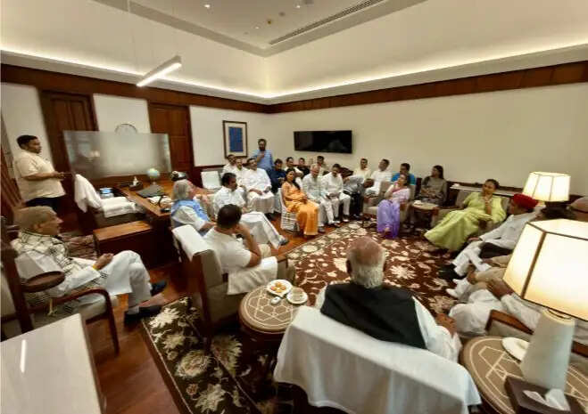 मकर द्वार पर विपक्ष का प्रदर्शन, 20 जुलाई की घटना पर गृहमंत्री से जवाबदेही की मांग
