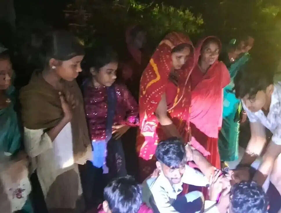 ट्रैक्टर की टक्कर से युवक की मौत, सड़क जाम कर ग्रामीणों का हंगामा