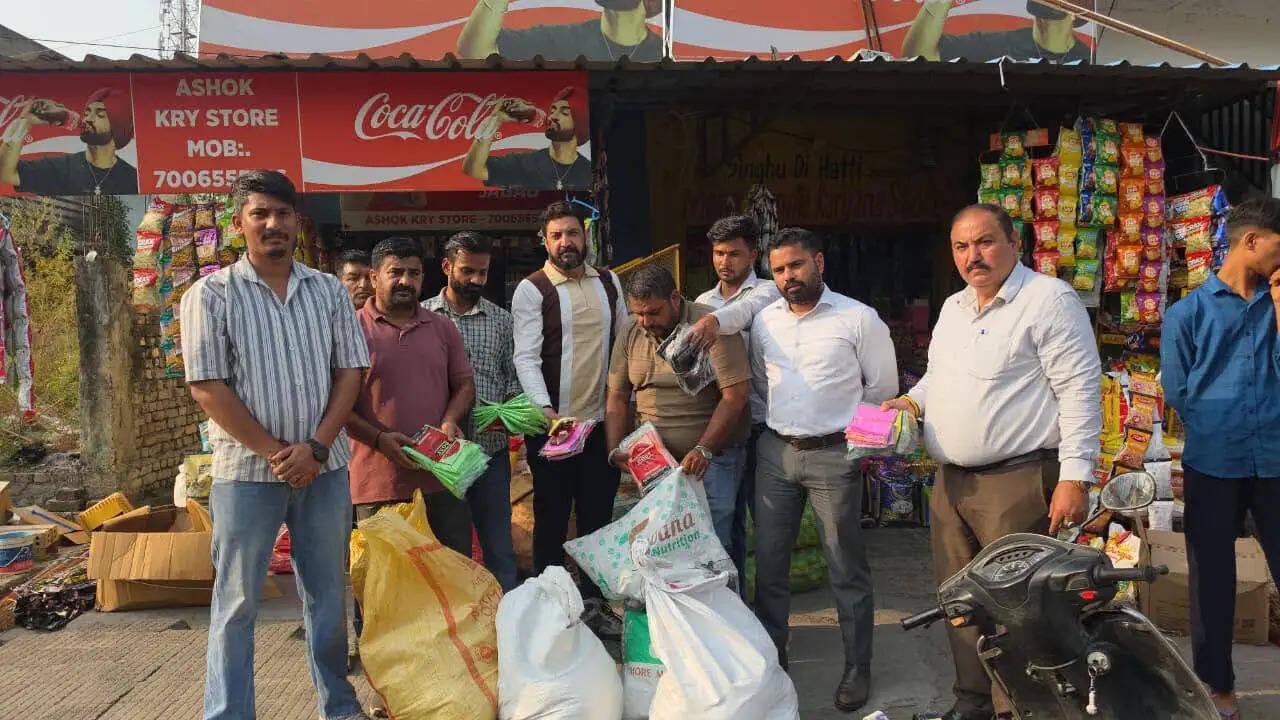कठुआ में प्रतिबंधित पॉलीथिन पर नगर परिषद की बड़ी कार्रवाई, 12 क्विंटल सामग्री जब्त