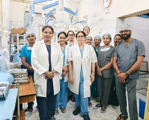 एसजीपीजीआई के चिकित्सकों ने अविवाहित युवती के पेट से निकाला अंडाशय ट्यूमर