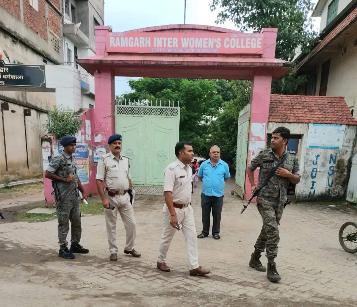 महिलाओं की सुरक्षा में जुटे एसपी के प्रहरी, स्कूल और कॉलेजाें में लगाई गश्त