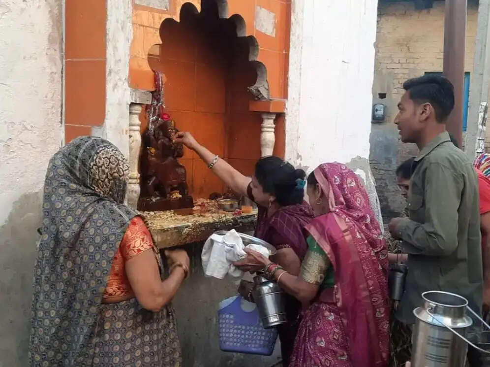 श्रद्धालुओं ने शीतला माता की स्तुति कर मांगा उत्तम स्वास्थ का आशीष