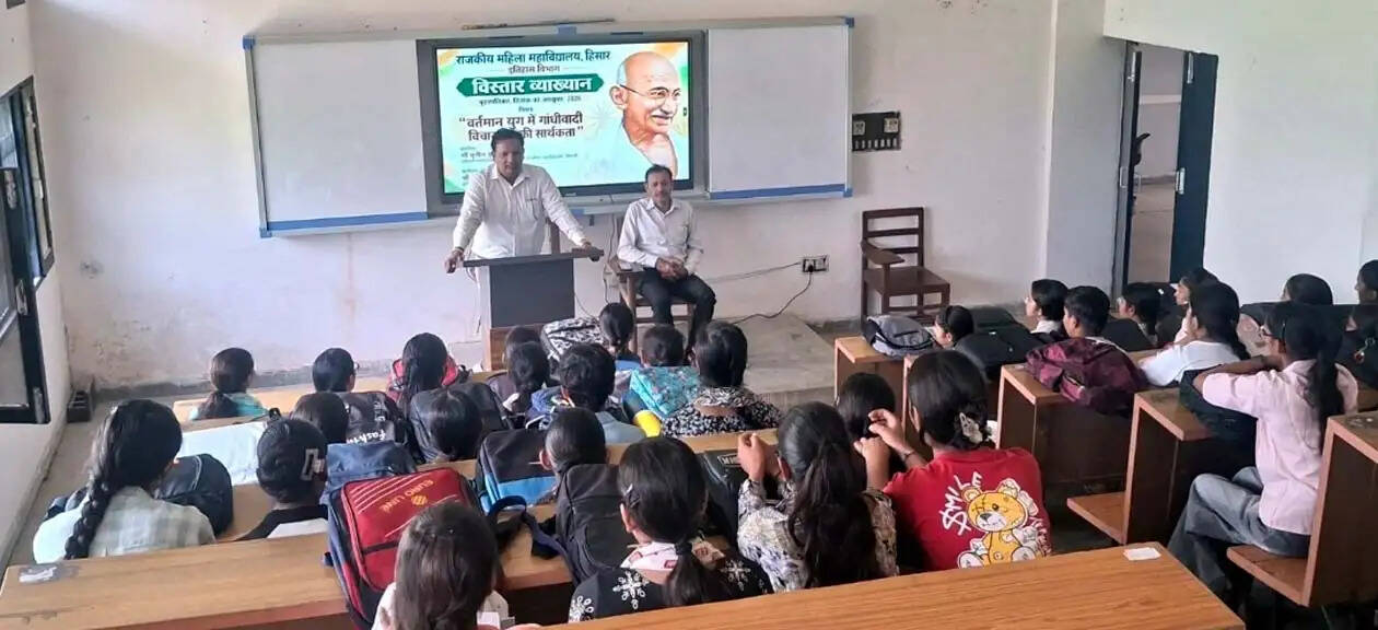 हिसार : गांधीवादी विचार आज भी प्रासंगिक, वैश्विक समस्याओं का समाधान गांधी दर्शन में: सुनील कुमार