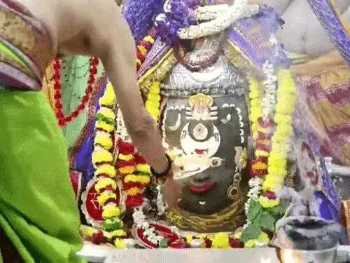 उज्जैन:&nbsp;रजत मुकुट, त्रिपुंड और रुद्राक्ष की माला से सजे बाबा महाकाल, महानिर्वाणी अखाड़े ने अर्पित की भस्म