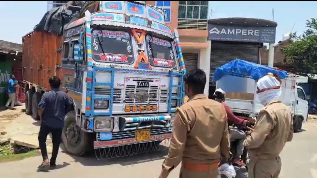 नकली कोल्ड ड्रिंक से भरा ट्रक पकड़ा गया