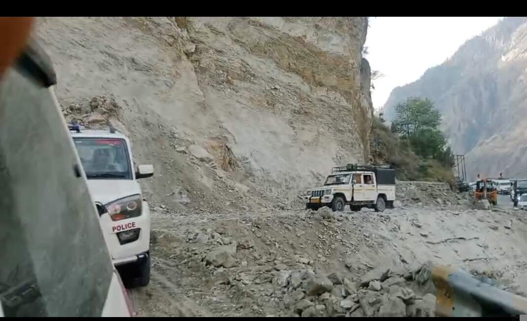 मलबा आने से अवरुद हु्आ ज्योर्तिमठ-मलारी मार्ग पर यातायात बहाल