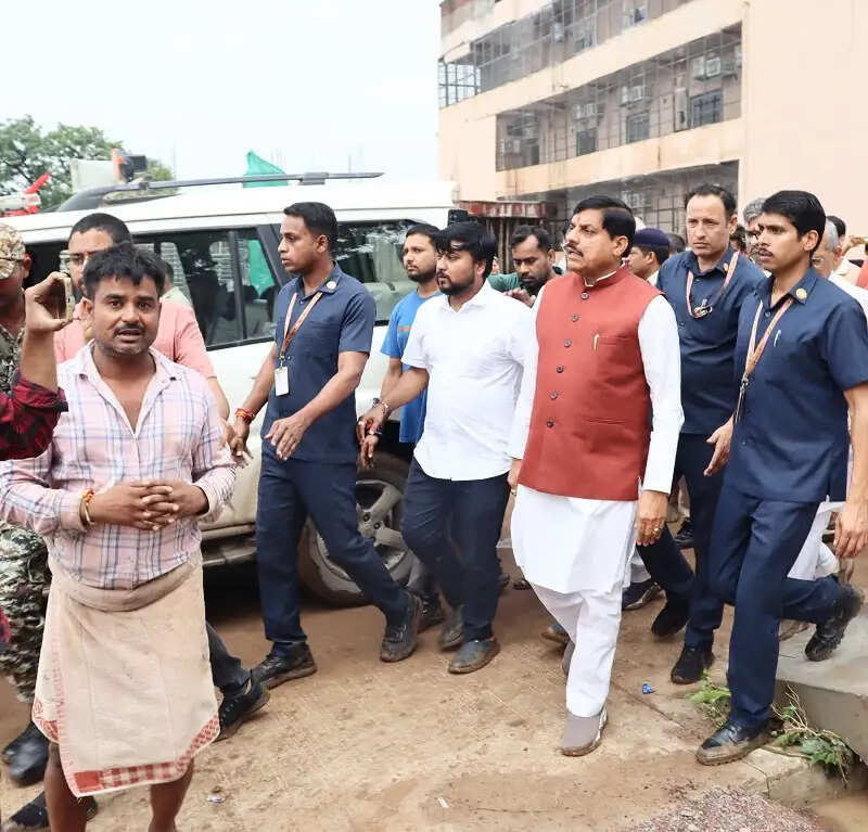 मप्र के मुख्यमंत्री ने चित्रकूट में बाढ़ प्रभावित क्षेत्रों का पैदल भ्रमण कर नुकसान का लिया जायजा
