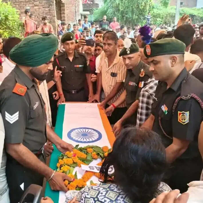 उत्तर प्रदेश के देवरिया में सेना के जवान का पार्थिव शरीर लेकर लौट रही एंबुलेंस बनी काल, एक साथ उठीं चार अर्थियां