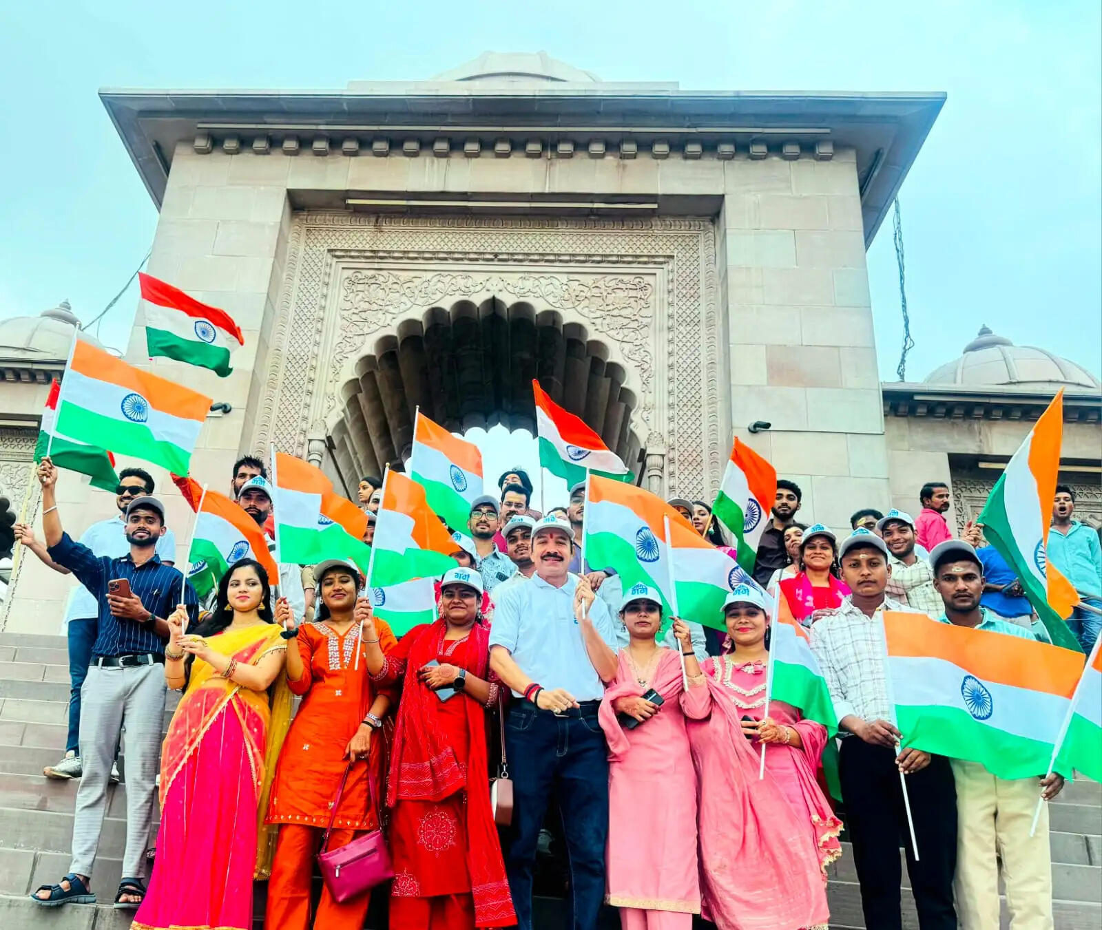 राष्ट्रीय ध्वज अंगीकरण दिवस पर वाराणसी में काशी विश्वनाथ धाम के गंगा द्वार पर लहराया तिरंगा