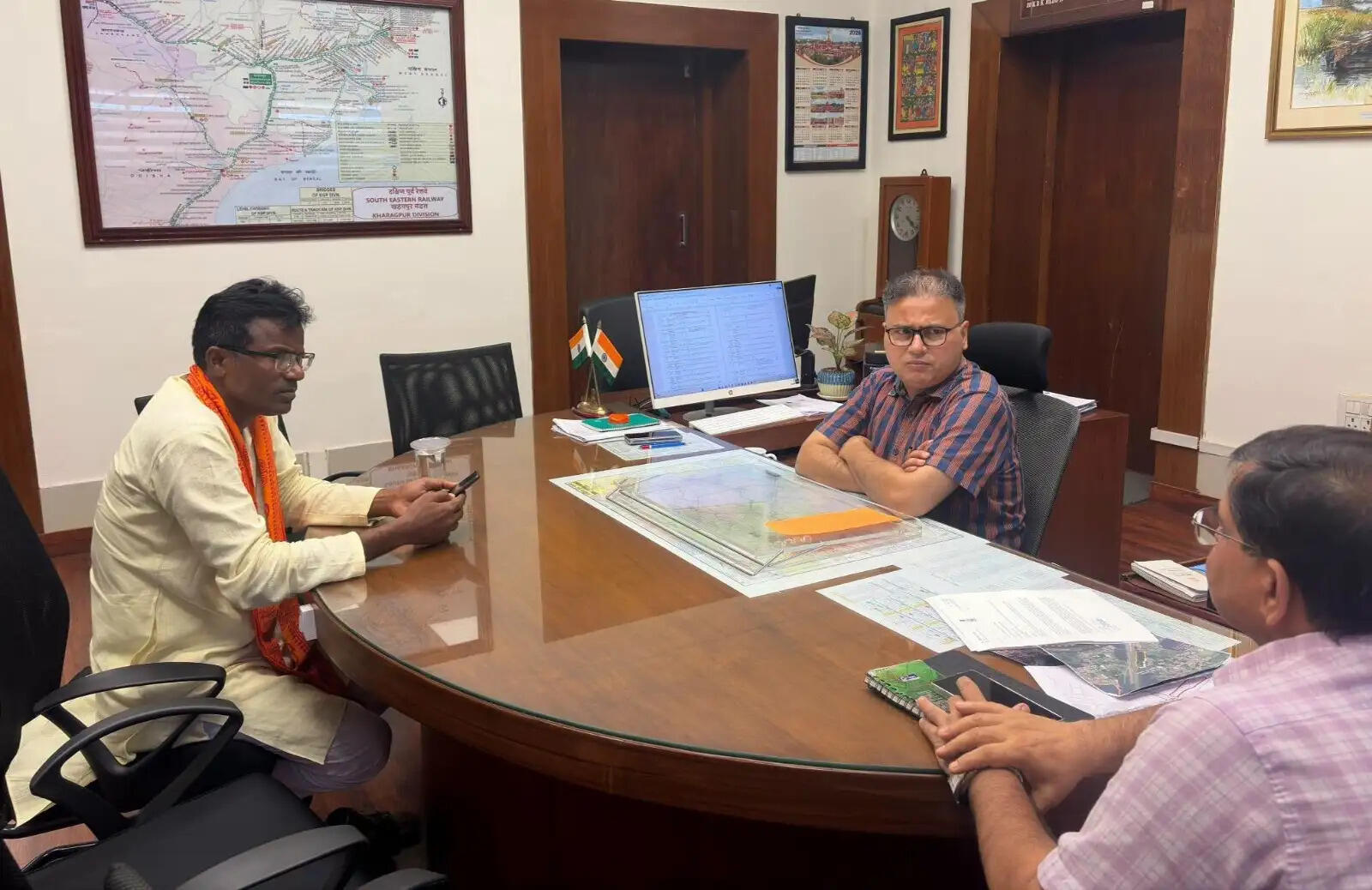 खड़गपुर में डीआरएम ललित मोहन पांडेय से मिले बीनपुर और मेदिनीपुर के विधायक