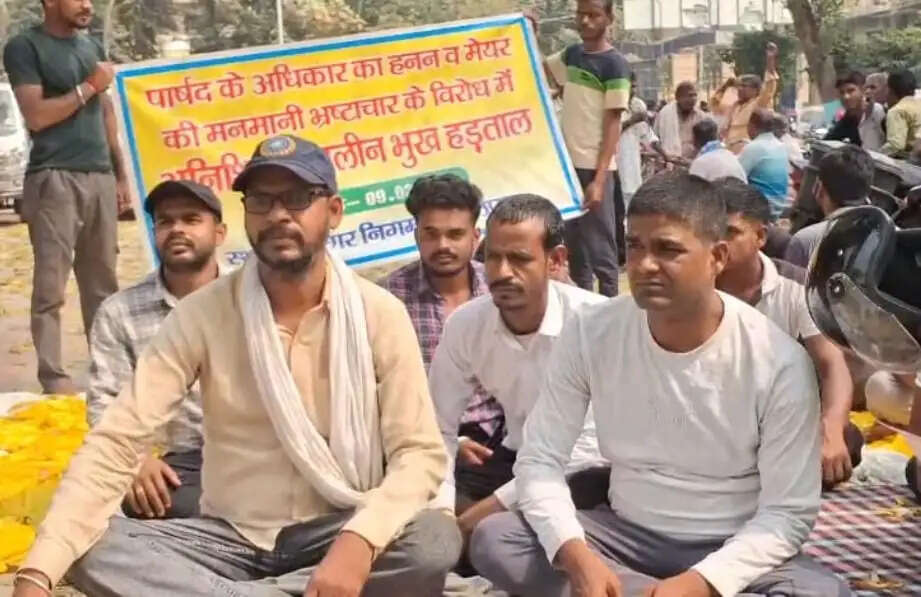 पार्षद का अनिश्चितकालीन भूख हड़ताल, मेयर पर मनमानी और भ्रष्टाचार का लगाया आरोप