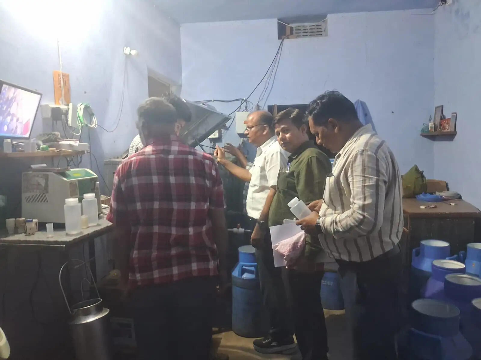 मिलावटखोरों पर सख्ती: &nbsp;खाद्य सुरक्षा विभाग टीम &nbsp;ने जयपुर की डेयरियों पर मारे छापे