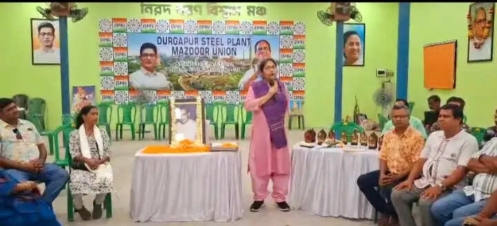दुर्गापुर में&nbsp; दोला सेन को काला झंडा दिखाया, तृणमूल-भाजपा के नारेबाजी से तनाव
