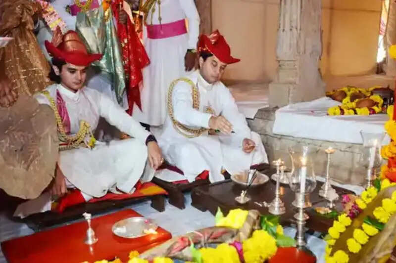 शाही अंदाज में दिखे ज्योतिरादित्य सिंधिया, पुत्र महाआर्यमन के साथ गोरखी देवघर मंदिर में किया शस्त्र पूजन