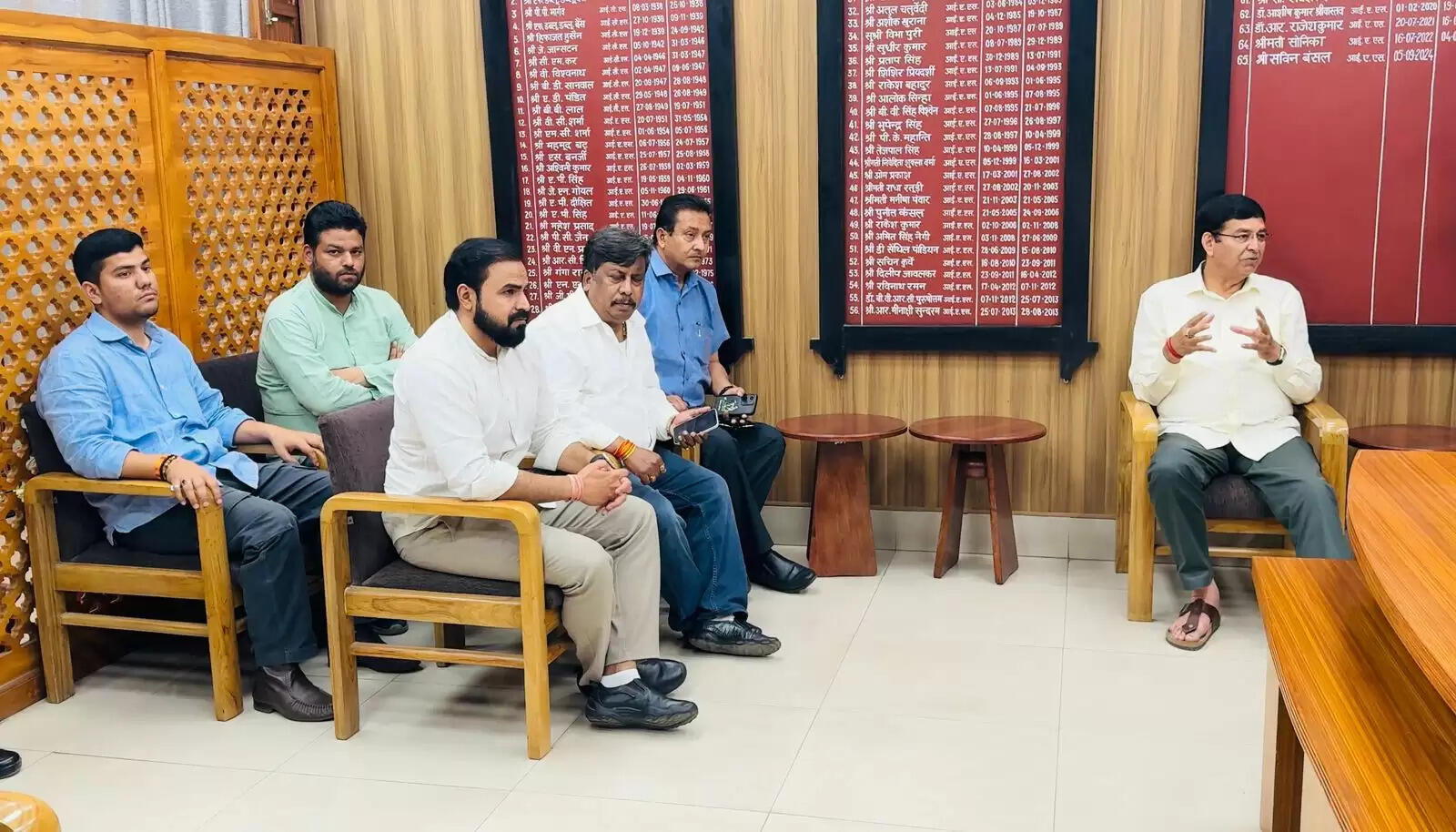 निजी स्कूलों की मनमानी फीस बढ़ोतरी पर गुस्से में कांग्रेस, डीएम से की मुलाकात