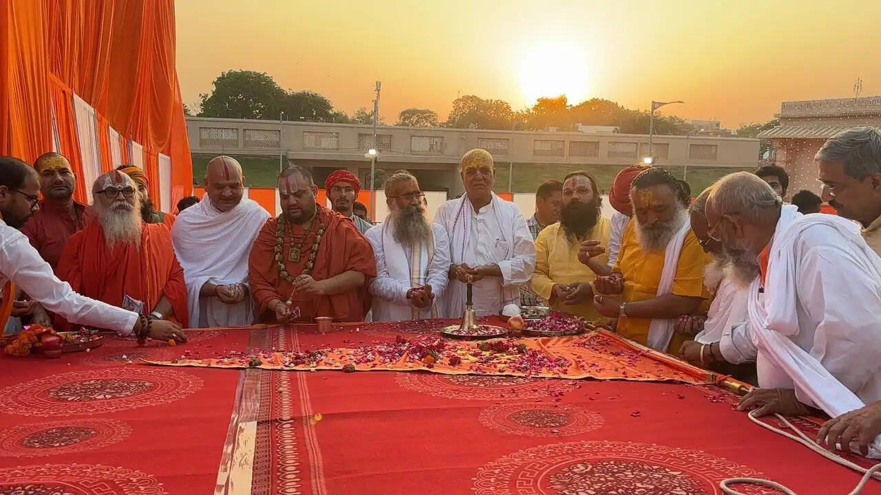 राम जन्मभूमि परिसर :&nbsp;शेषावतार मंदिर के शिखर पर संतों ने किया ध्वजारोहण