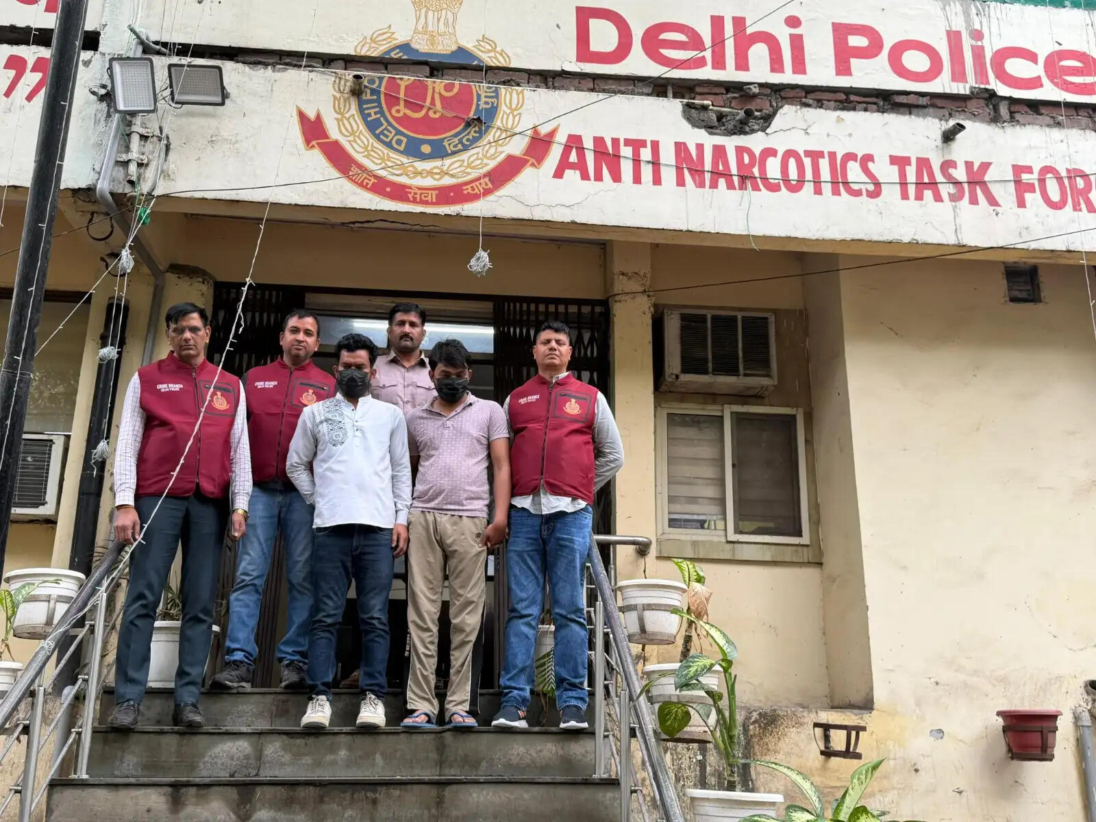 दिल्ली में ड्रग्स नेटवर्क पर बड़ी कार्रवाई, 4.5 करोड़ की नशीली दवाएं जब्त