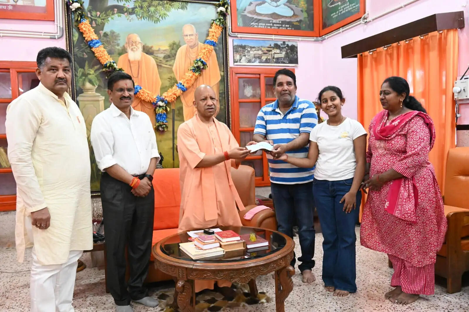 मुख्यमंत्री योगी ने आग लगने से प्रभावित दुकानदारों को दी आर्थिक सहायता