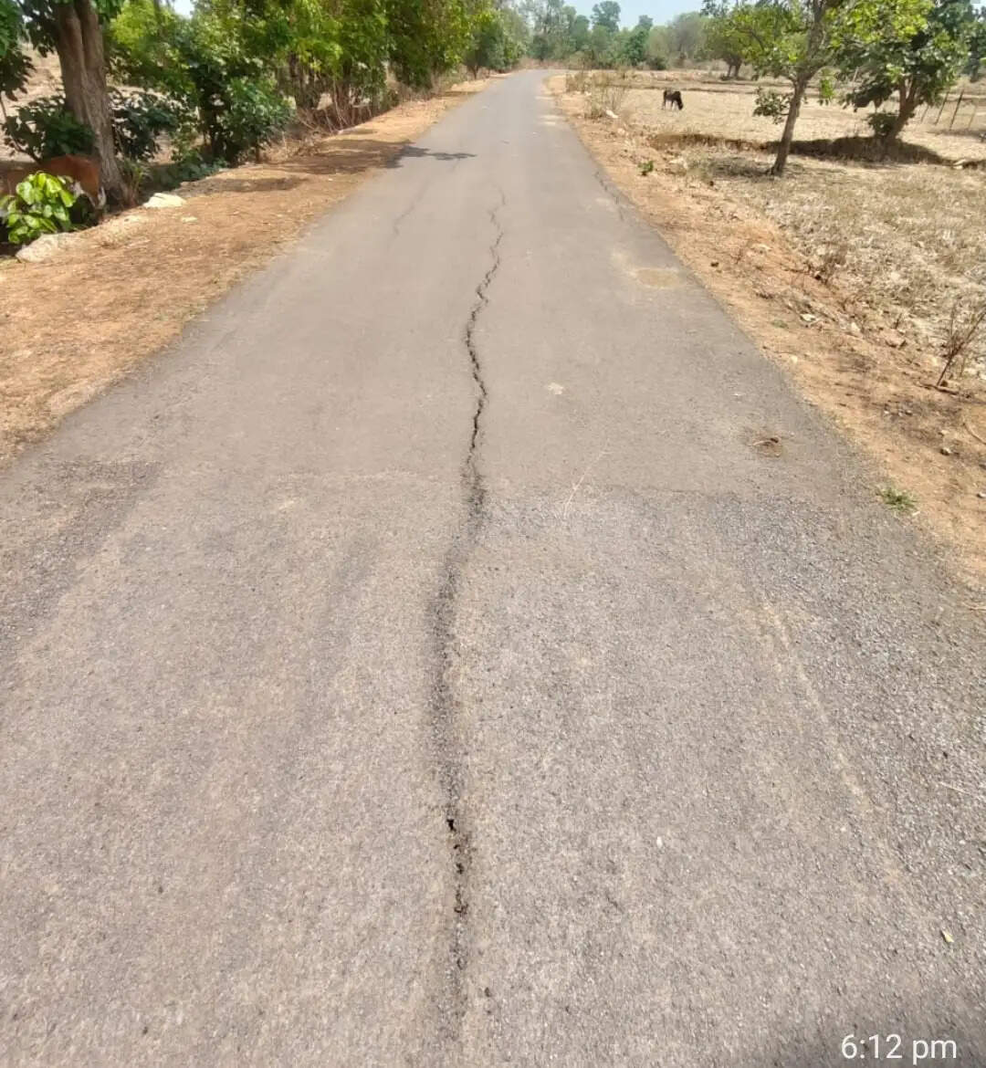 एक करोड़ से अधिक की लागत से बनी सड़क तीन साल में उखड़ी