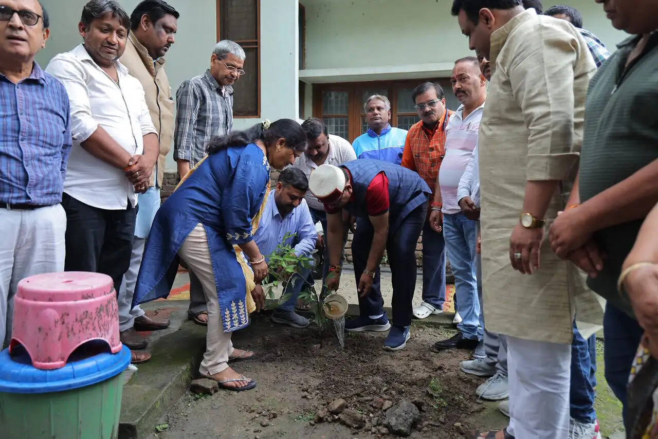 मंत्री खजान दास ने की पर्यावरण संरक्षण की अपील