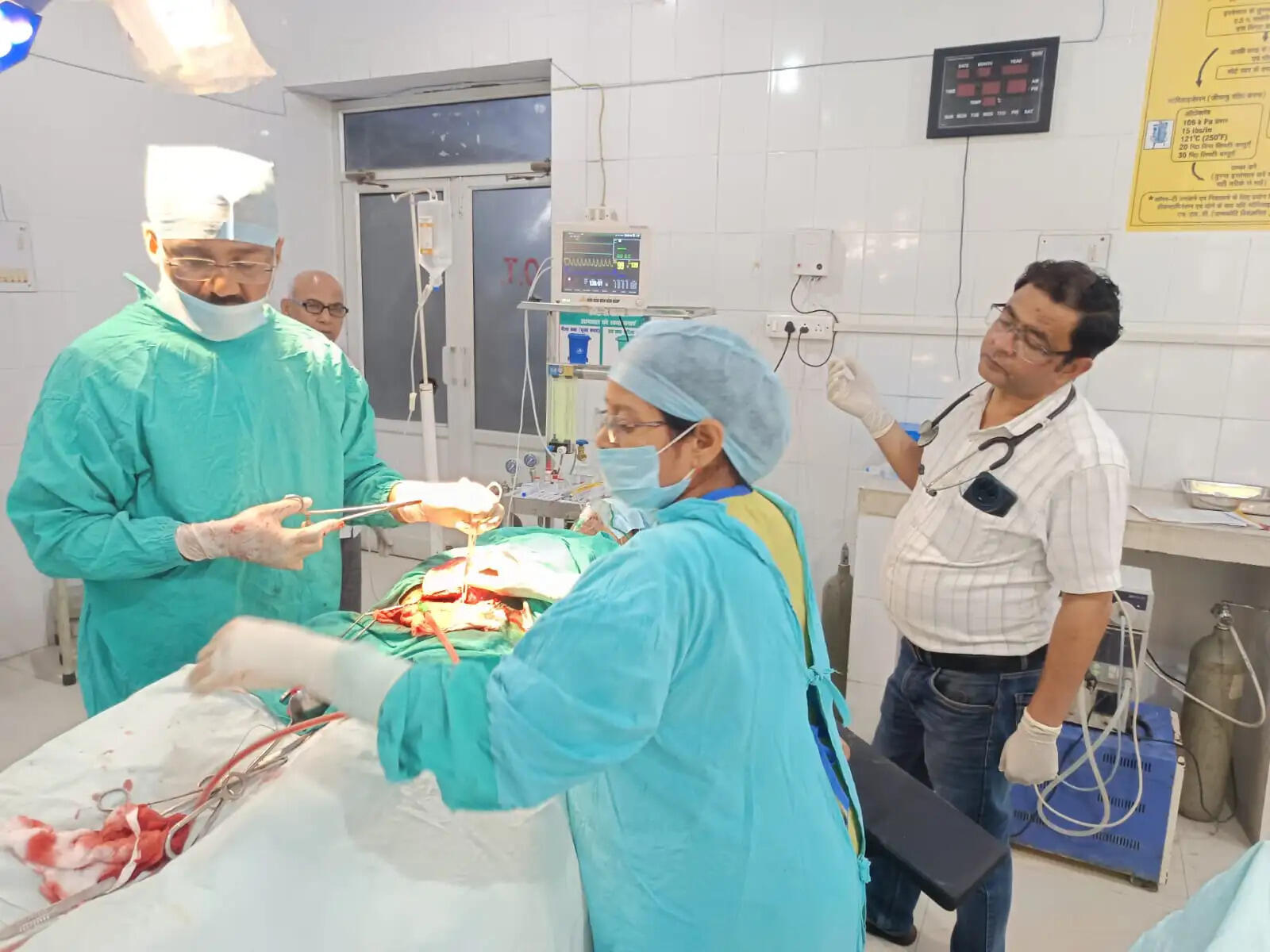 औरैया में अजीतमल सीएचसी में डॉक्टरों ने जटिल सिजेरियन ऑपरेशन कर बचाई जच्चा बच्चा की जान