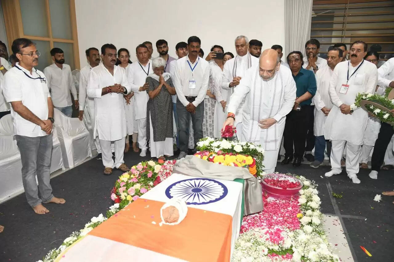 राजकीय सम्मान के साथ हुआ गुजरात के पूर्व मुख्यमंत्री विजय रूपाणी का अंतिम संस्कार