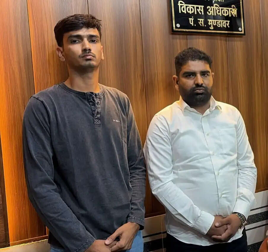 विकास अधिकारी और कनिष्ठ सहायक 65 हजार रुपए की रिश्वत लेते गिरफ्तार