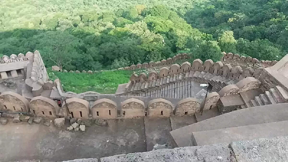 कालिंजर दुर्ग में चट्टान खिसकने से हादसा, एक गंभीर व कई श्रद्धालु घायल