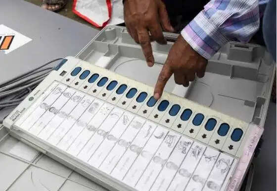 फर्रुखाबाद : आगामी विधानसभा सामान्य निर्वाचन 2027 के लिए ईवीएम की जांच शुरु