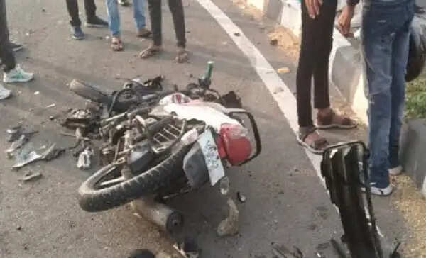 कार की टक्कर से बाइक सवार मुख्य प्रहरी की मौत, डिवाइडर से टकराने के बाद तोड़ा दम