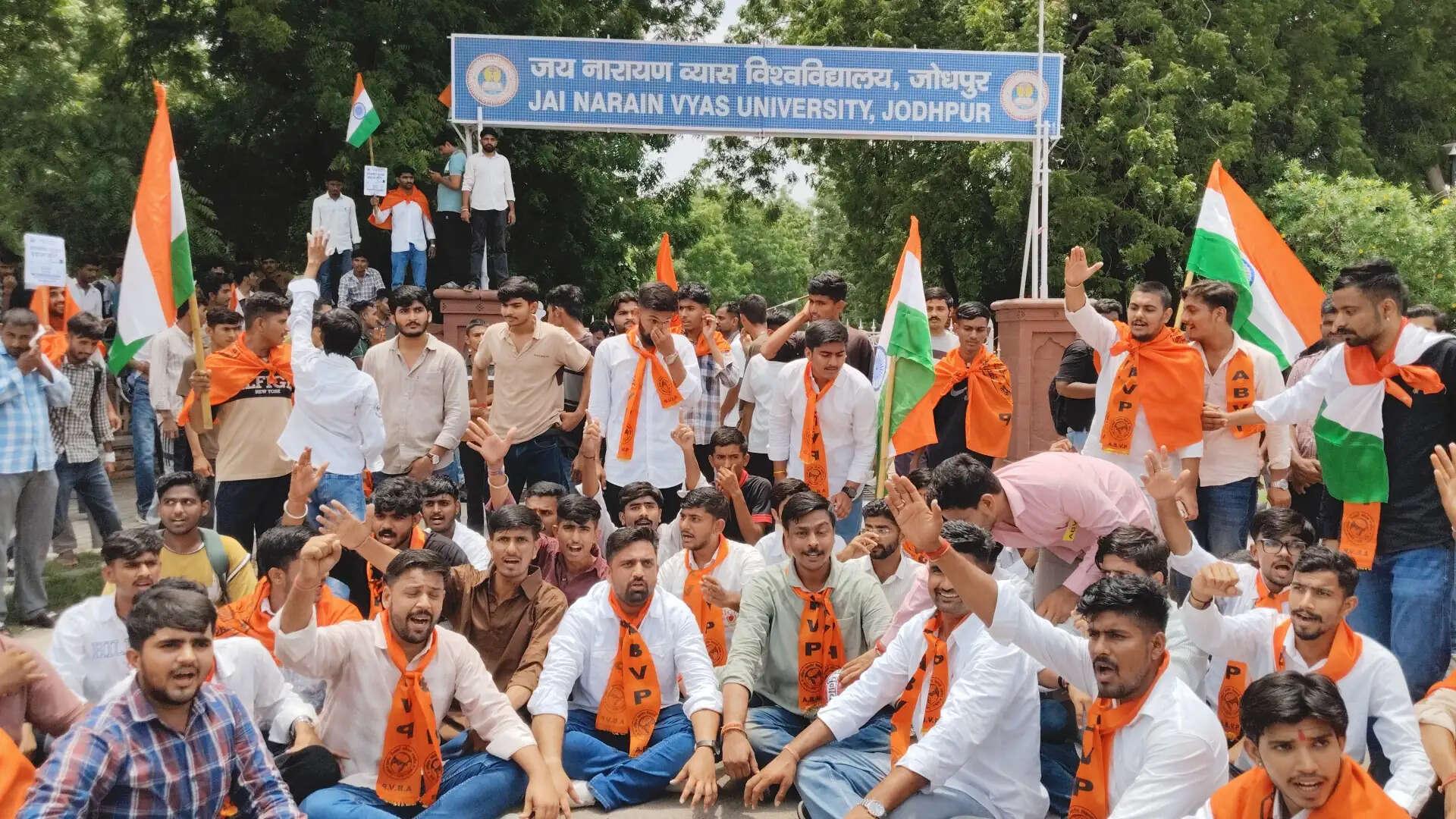 छात्रसंघ चुनाव बहाल करने की मांग को लेकर एबीवीपी का प्रदर्शन