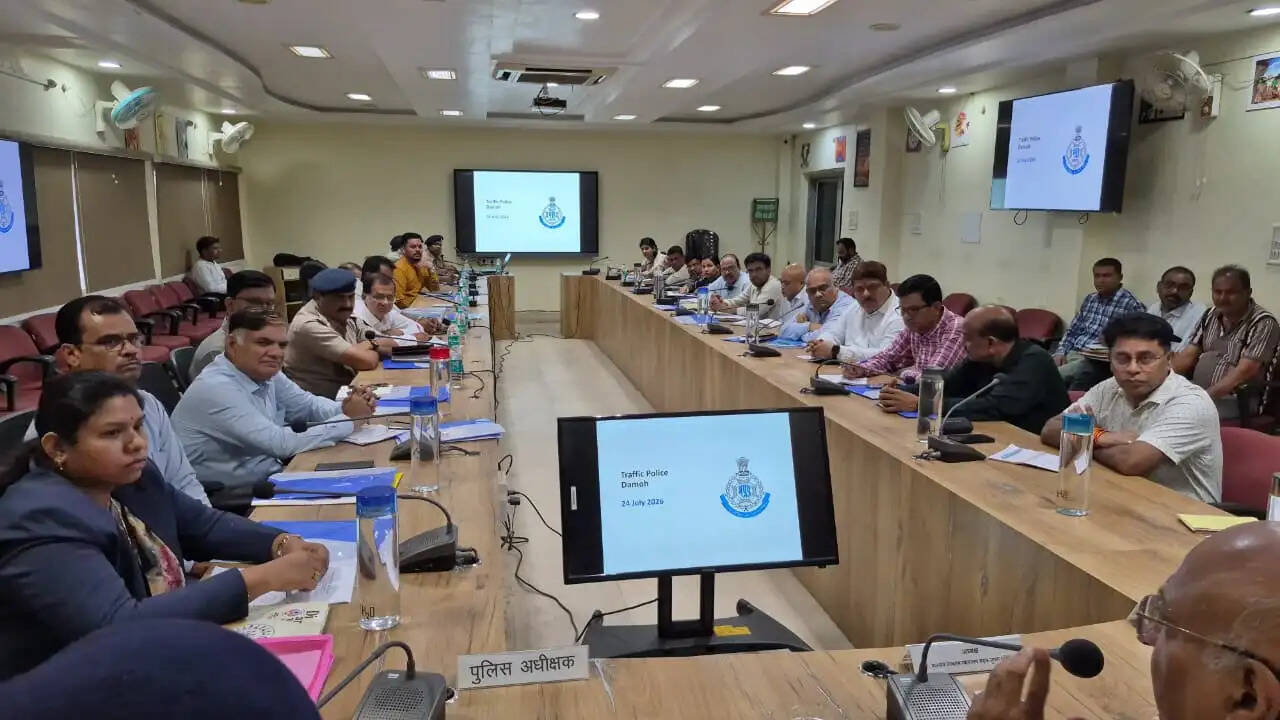 दमोहः कलेक्टर, एसपी और जिला न्यायालय में हेलमेट अनिवार्य करने के निर्देश