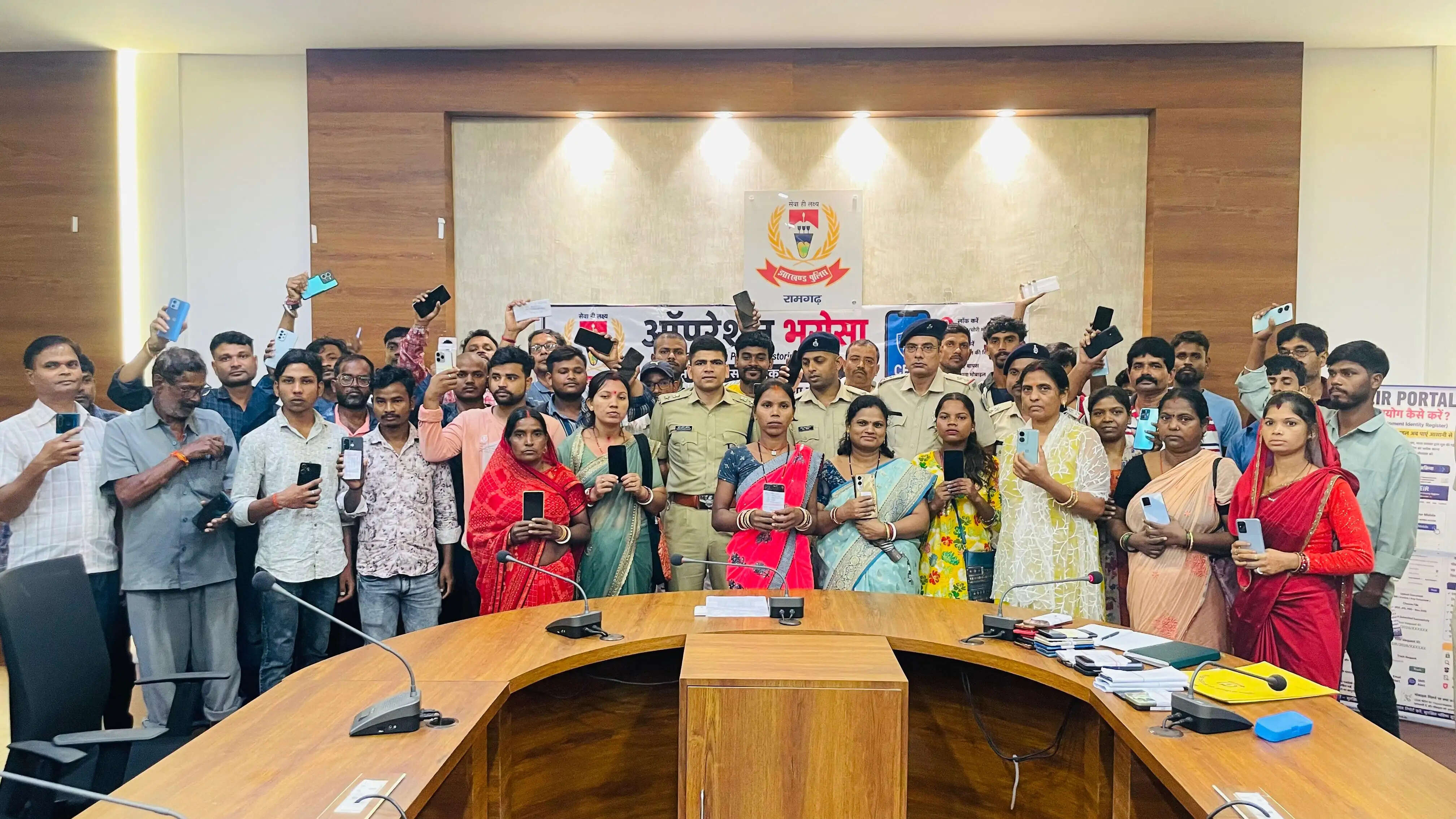 ऑपरेशन भरोसा के तहत&nbsp;एसपी ने 61 गुम हुए मोबाइल बरामद कर असली मालिकों को सौंपा